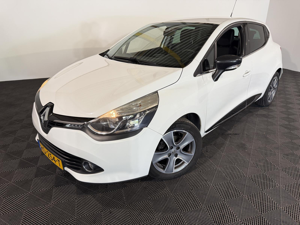 Renault Clio 0.9 TCe ECO Night&Day | 2015 | 170.065 km | HD-254 T - Хечбек: слика 1 Renault Clio 0.9 TCe ECO Night&Day | 2015 | 170.065 km | HD-254 T - Хечбек: слика 1