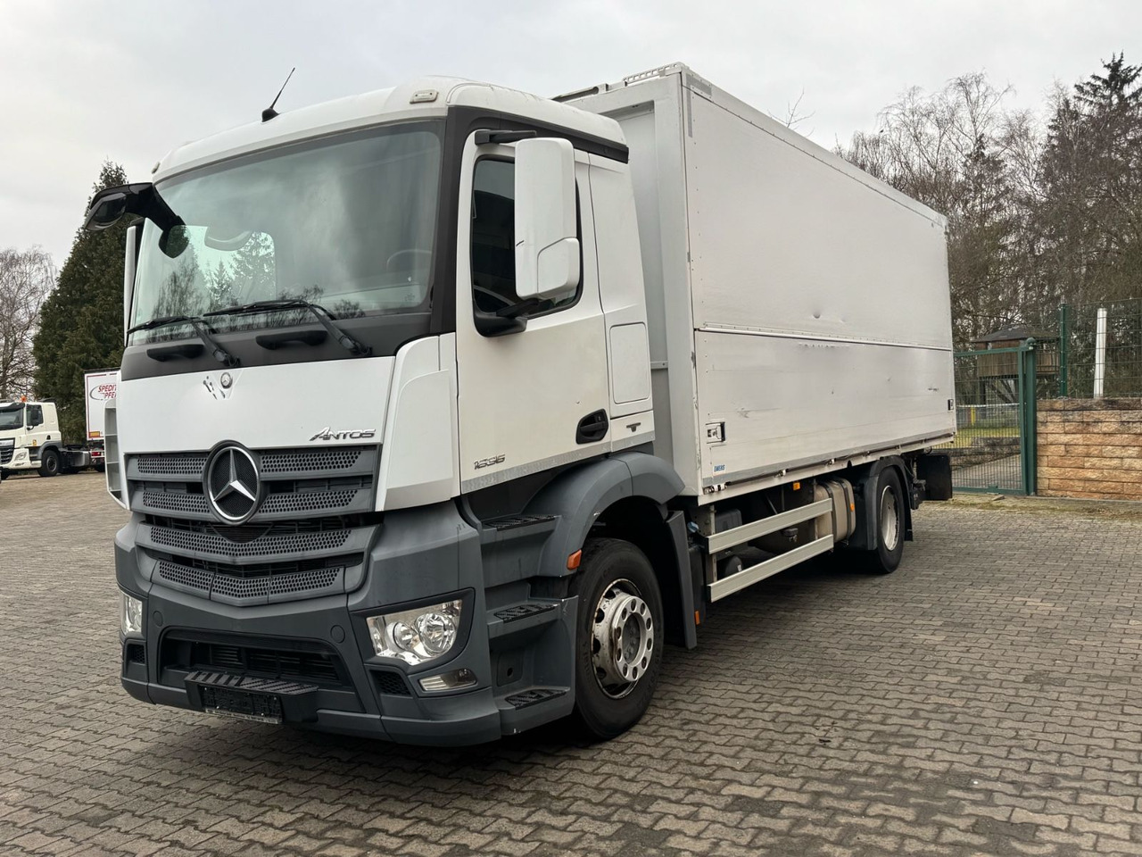 Mercedes-Benz Antos 1836L/4x2/2t.LBW/2xAHK/aus.1Hand/16.Pal. - Камион за пијалоци: слика 3 Mercedes-Benz Antos 1836L/4x2/2t.LBW/2xAHK/aus.1Hand/16.Pal. - Камион за пијалоци: слика 3
