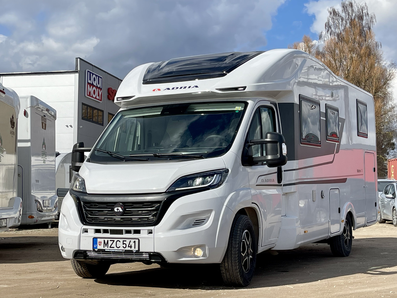 Adria Matrix Plus 670DC - Полуинтегриран кампер: слика 1 Adria Matrix Plus 670DC - Полуинтегриран кампер: слика 1