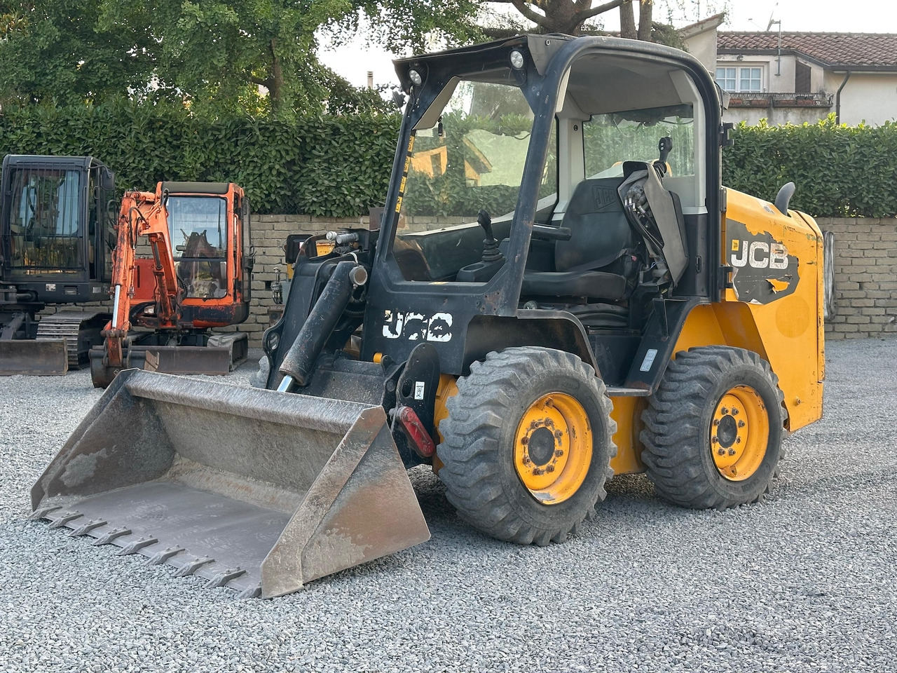 JCB 225 - Компактен натоварувач: слика 1 JCB 225 - Компактен натоварувач: слика 1
