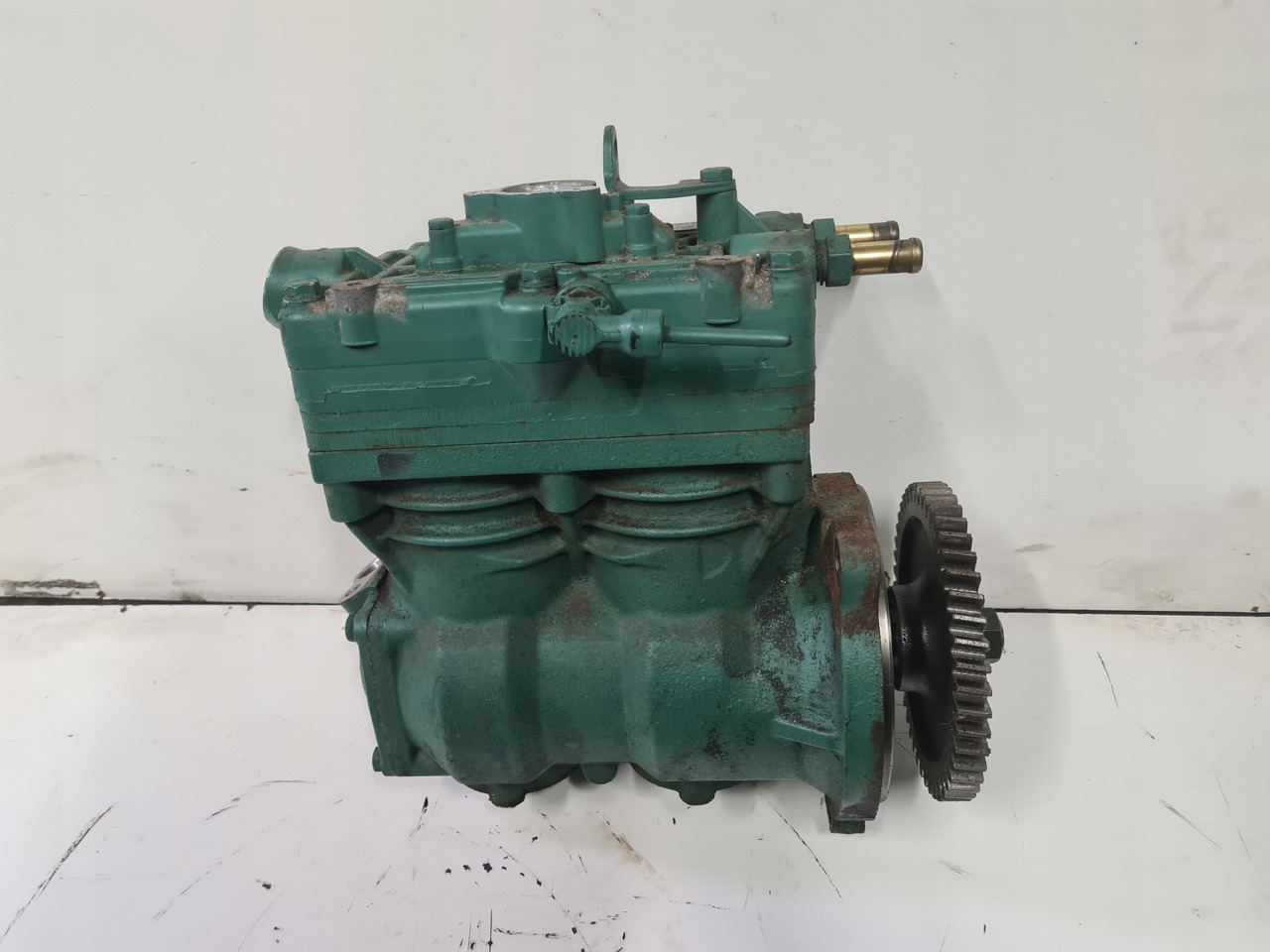 KNORR-BREMSE SPRĘŻARKA KOMPRESOR POWIETRZA RENAULT GAMA T EVO VOLVO FH 5 FM 5 ORYGINAŁ - Компресор на воздушна кочница за Камион: слика 2 KNORR-BREMSE SPRĘŻARKA KOMPRESOR POWIETRZA RENAULT GAMA T EVO VOLVO FH 5 FM 5 ORYGINAŁ - Компресор на воздушна кочница за Камион: слика 2