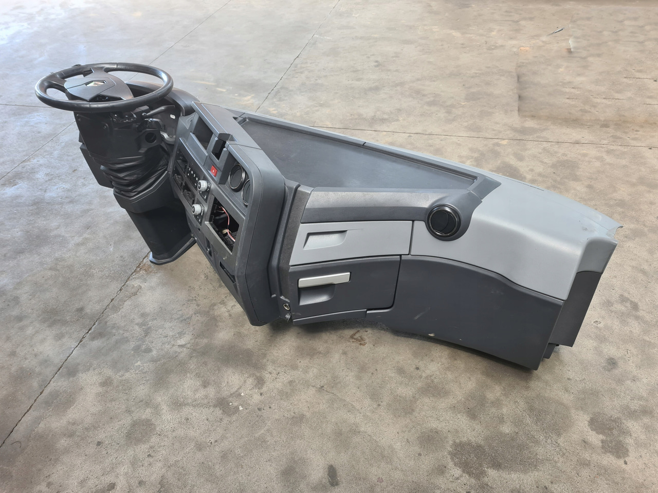 RENAULT KONSOLA KOMPLETNA KOKPIT DESKA ROZDZIELCZA PRZEKŁADKA ANGLIKA RENAULT GAMA T RANGE - Контролна табла за Камион: слика 2 RENAULT KONSOLA KOMPLETNA KOKPIT DESKA ROZDZIELCZA PRZEKŁADKA ANGLIKA RENAULT GAMA T RANGE - Контролна табла за Камион: слика 2