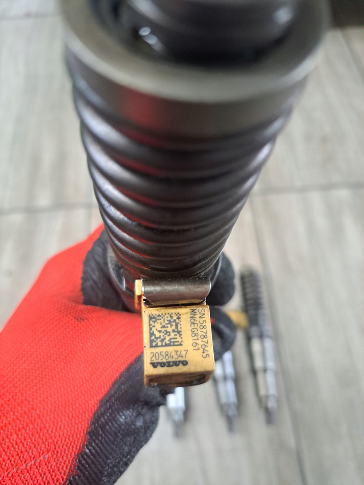 VOLVO POMPOWTRYSKIWACZE POMPOWTRYSKI RENAULT MAGNUM DXI VOLVO FM FH 20584347 - Инјектор за Камион: слика 3 VOLVO POMPOWTRYSKIWACZE POMPOWTRYSKI RENAULT MAGNUM DXI VOLVO FM FH 20584347 - Инјектор за Камион: слика 3