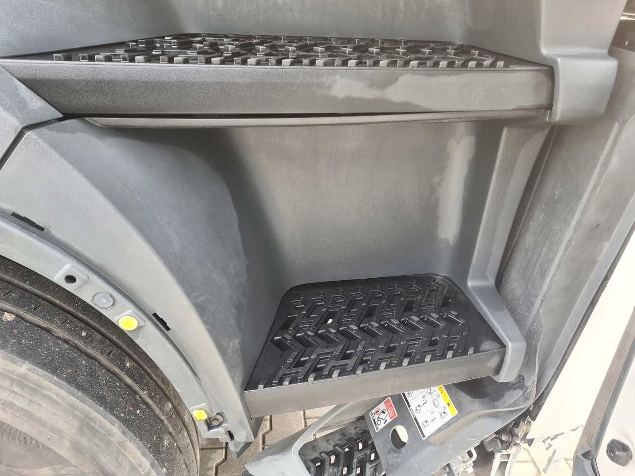 VOLVO STOPIEŃ STOPNICA KOMPLETNA PRAWA STELAŻ ORYGINAŁ VOLVO FH 5 - Праг за стапнување за Камион: слика 4 VOLVO STOPIEŃ STOPNICA KOMPLETNA PRAWA STELAŻ ORYGINAŁ VOLVO FH 5 - Праг за стапнување за Камион: слика 4