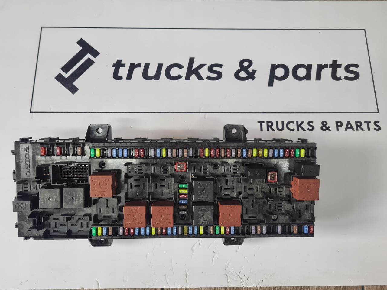 VOLVO TABLICA PŁYTA SKRZYNKA BEZPIECZNIKÓW VOLVO FH 5 FM 5 FMX 23050388 - Осигурач за Камион: слика 1 VOLVO TABLICA PŁYTA SKRZYNKA BEZPIECZNIKÓW VOLVO FH 5 FM 5 FMX 23050388 - Осигурач за Камион: слика 1