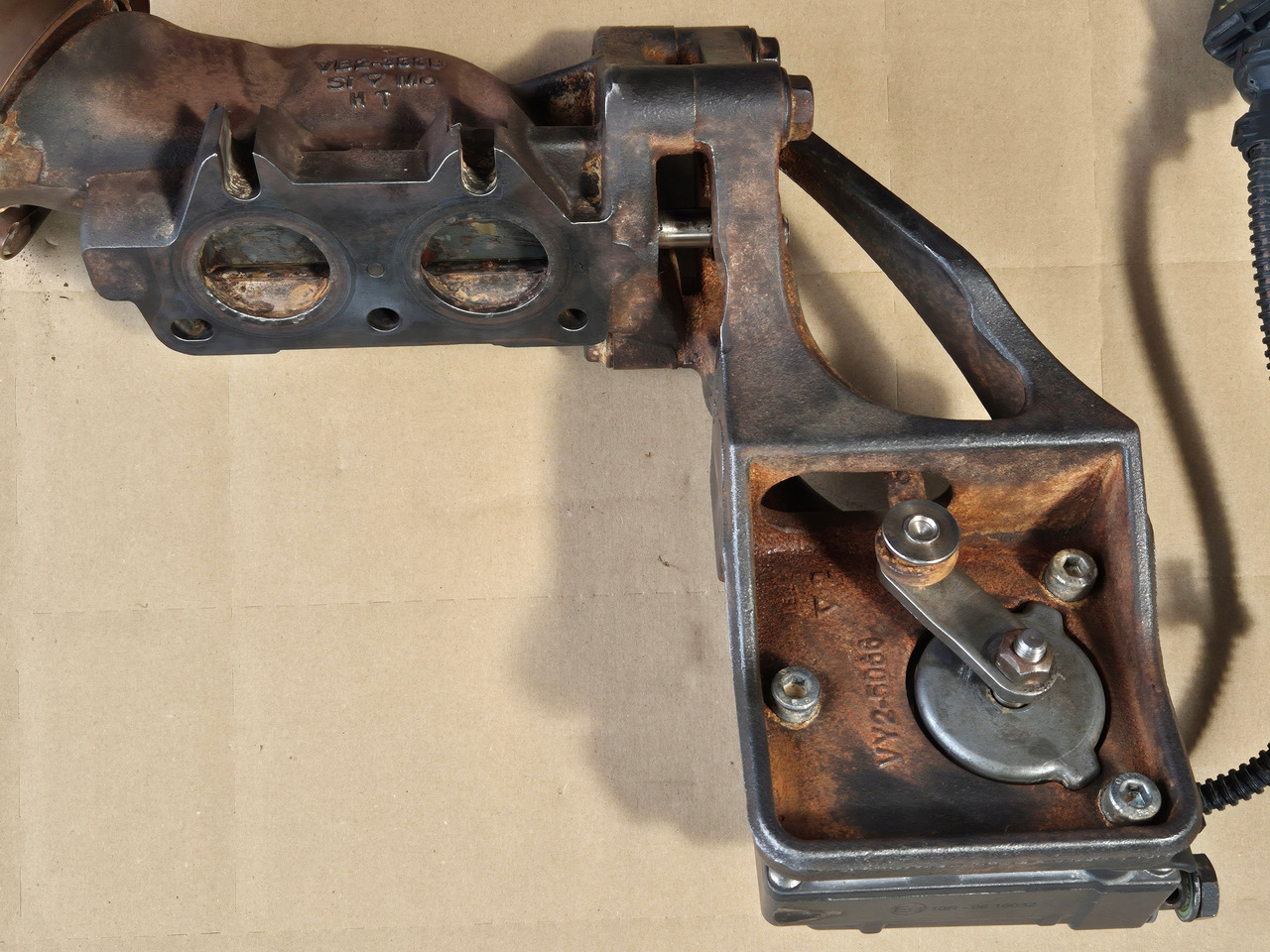 VOLVO ZAWÓR EGR KLAPA EGR RENAULT GAMA EVO TURBO COMPOUND VOLVO FH FM 24328031 - Мотор и делови за Камион: слика 1 VOLVO ZAWÓR EGR KLAPA EGR RENAULT GAMA EVO TURBO COMPOUND VOLVO FH FM 24328031 - Мотор и делови за Камион: слика 1