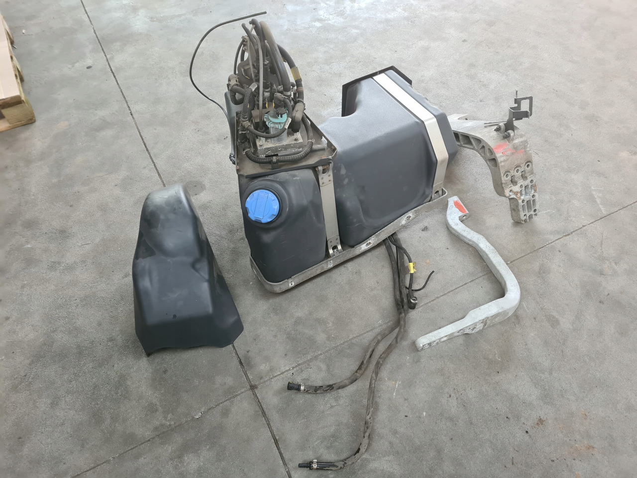 VOLVO ZBIORNIK POMPA WIĄZKA ADBLUE KOMPLET RENAULT GAMA T VOLVO FH 4 FM 4 - AdBlue резервоар: слика 3 VOLVO ZBIORNIK POMPA WIĄZKA ADBLUE KOMPLET RENAULT GAMA T VOLVO FH 4 FM 4 - AdBlue резервоар: слика 3