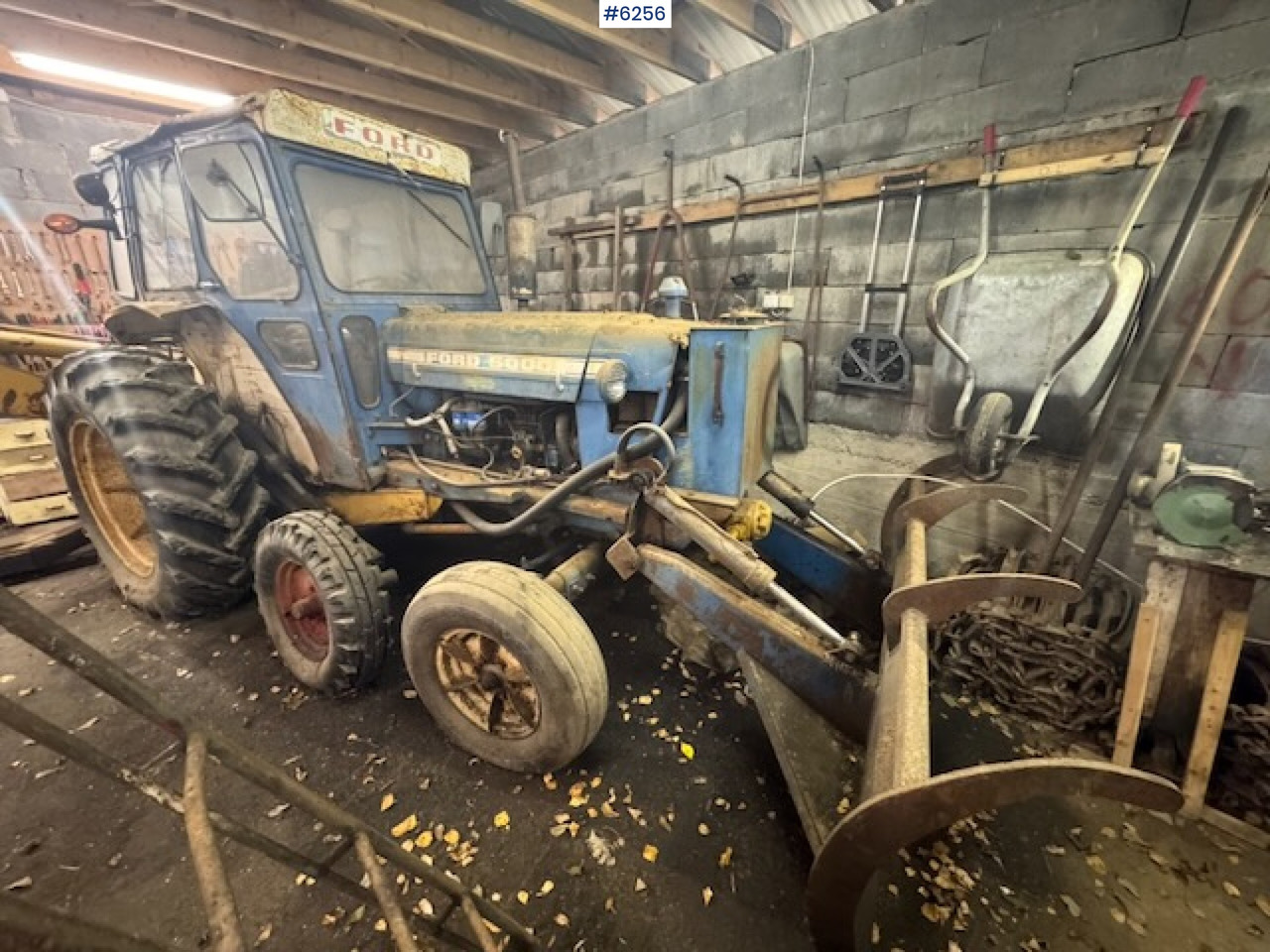 1968 Ford 5000 w/ digger, front cutter and 3 buckets! - Трактор: слика 2 1968 Ford 5000 w/ digger, front cutter and 3 buckets! - Трактор: слика 2