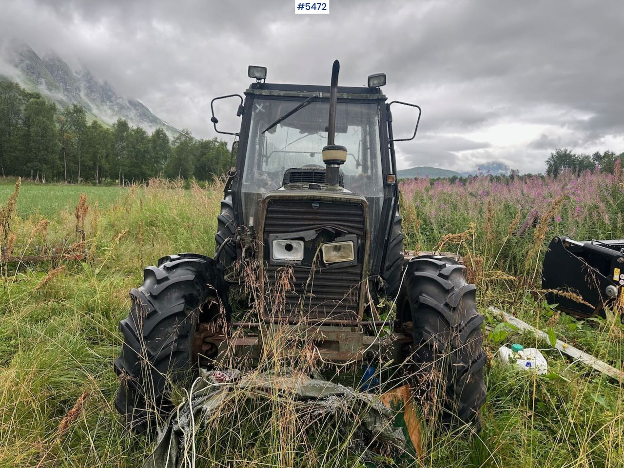 1988 Massey-Ferguson 375 tractor w/ front loader, earthmoving bucket and snow bucket. - Трактор: слика 2 1988 Massey-Ferguson 375 tractor w/ front loader, earthmoving bucket and snow bucket. - Трактор: слика 2