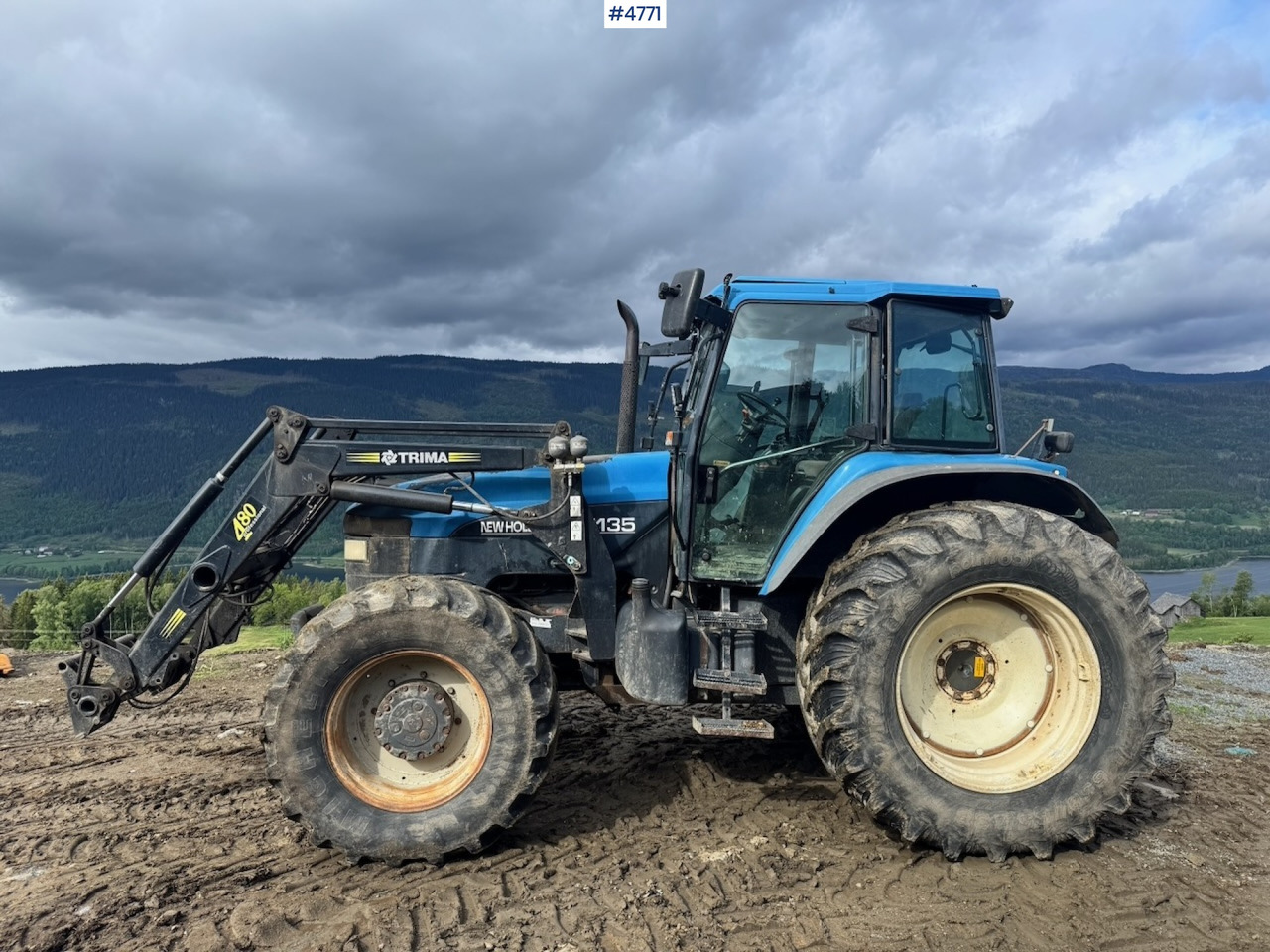 2000 New Holland TM135 4x4 w/ Front loader - Трактор: слика 2 2000 New Holland TM135 4x4 w/ Front loader - Трактор: слика 2
