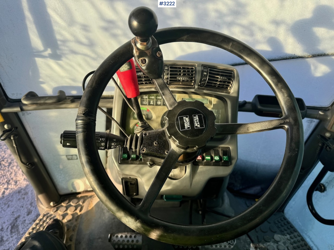Трактор 2001 Deutz-Fahr Agrotron 120 4x4 tractor with front loader, 2 sets of tires, snowplow mount, and blade.: слика 24