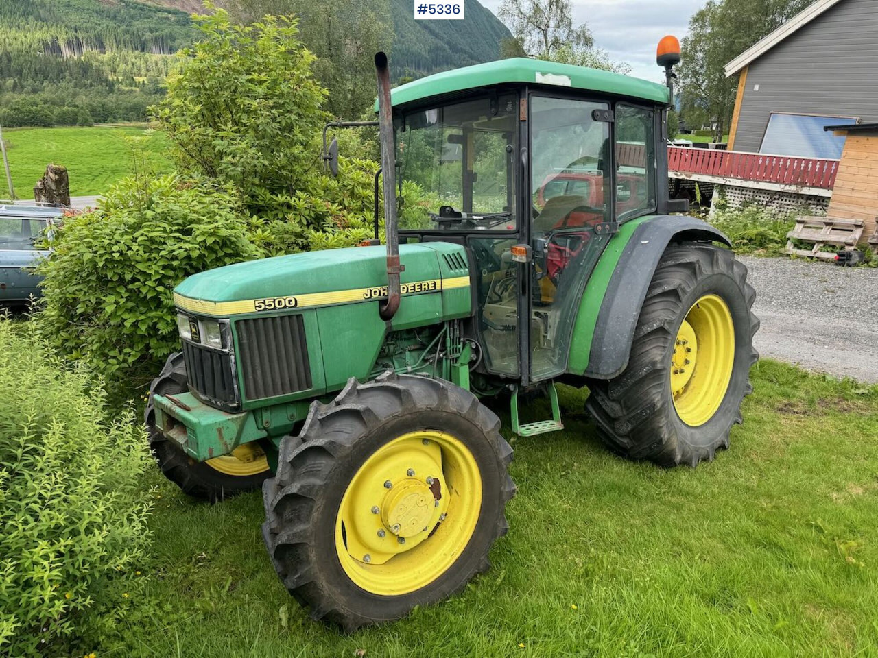 2001 John Deere 5500 - Трактор: слика 1 2001 John Deere 5500 - Трактор: слика 1