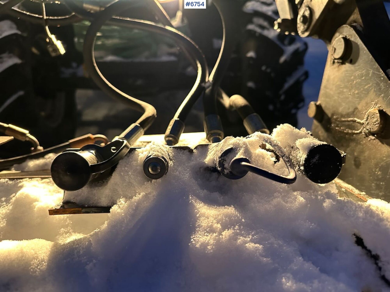 Трактор 2004 New Holland TS115A 4x4 w/ Front loader, bucket, grading bucket and snow blower.: слика 34