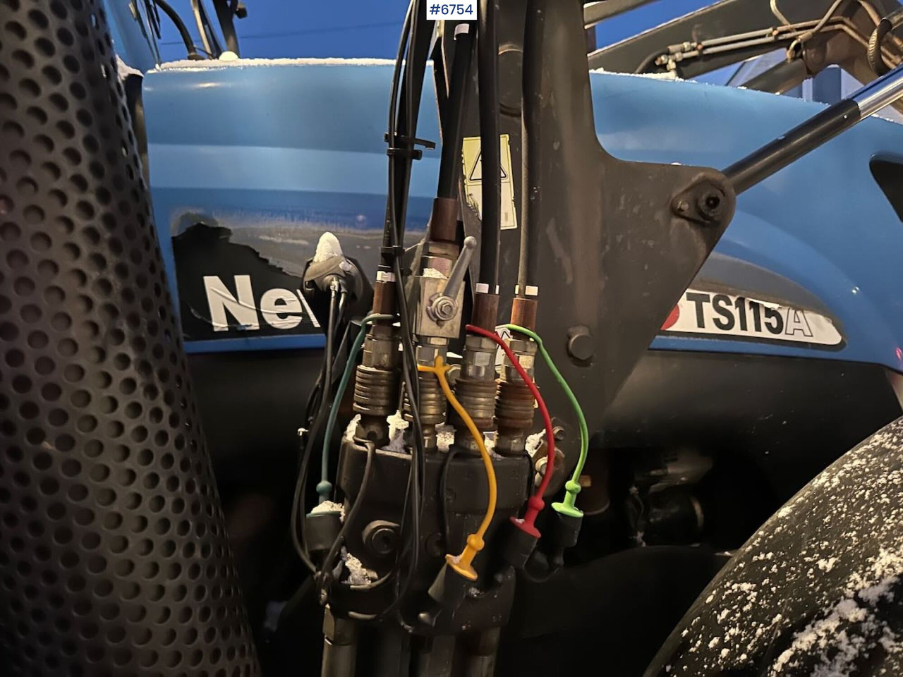 Трактор 2004 New Holland TS115A 4x4 w/ Front loader, bucket, grading bucket and snow blower.: слика 25