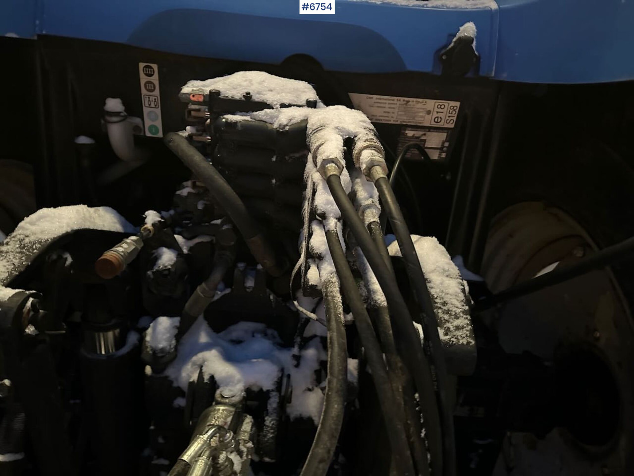 Трактор 2004 New Holland TS115A 4x4 w/ Front loader, bucket, grading bucket and snow blower.: слика 38