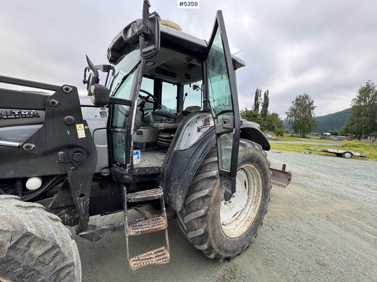 2004 Valtra M120-4 w/ loader and bucket - Трактор: слика 4 2004 Valtra M120-4 w/ loader and bucket - Трактор: слика 4