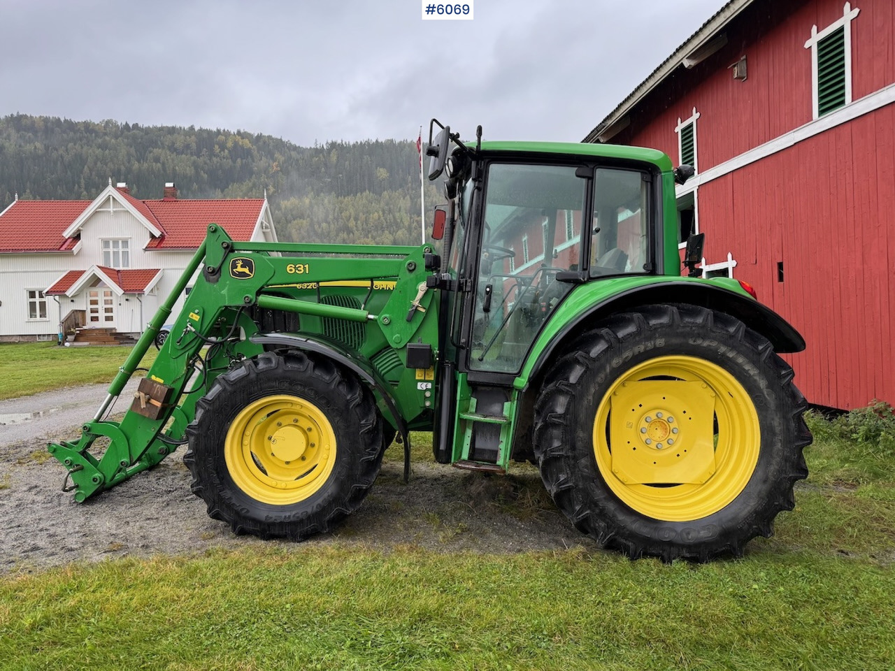 2006 John Deere 6320 w/ front loader, bucket, grapple, pallet fork and chains. Low hours!! - Трактор: слика 1 2006 John Deere 6320 w/ front loader, bucket, grapple, pallet fork and chains. Low hours!! - Трактор: слика 1