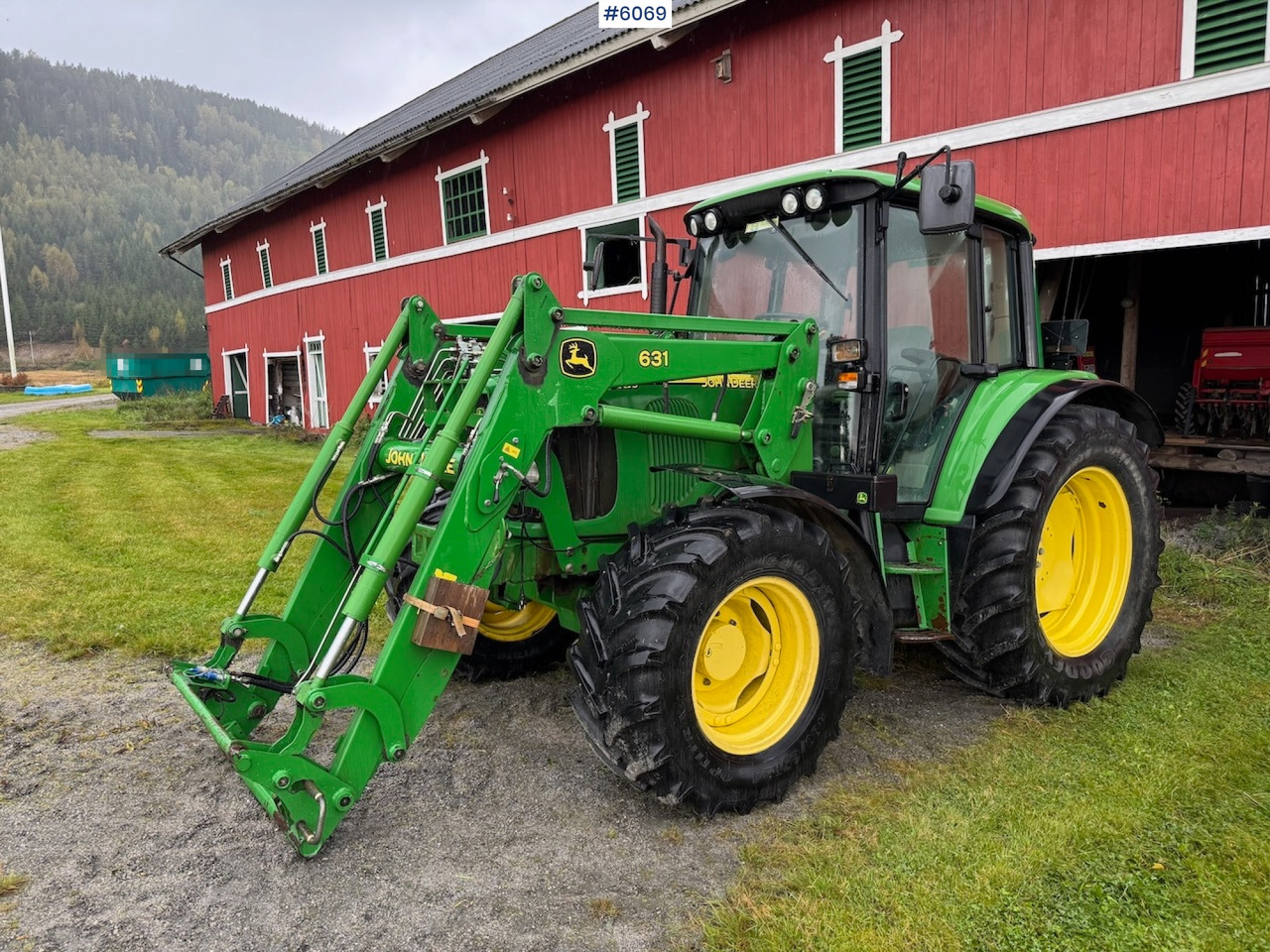 2006 John Deere 6320 w/ front loader, bucket, grapple, pallet fork and chains. Low hours!! - Трактор: слика 4 2006 John Deere 6320 w/ front loader, bucket, grapple, pallet fork and chains. Low hours!! - Трактор: слика 4