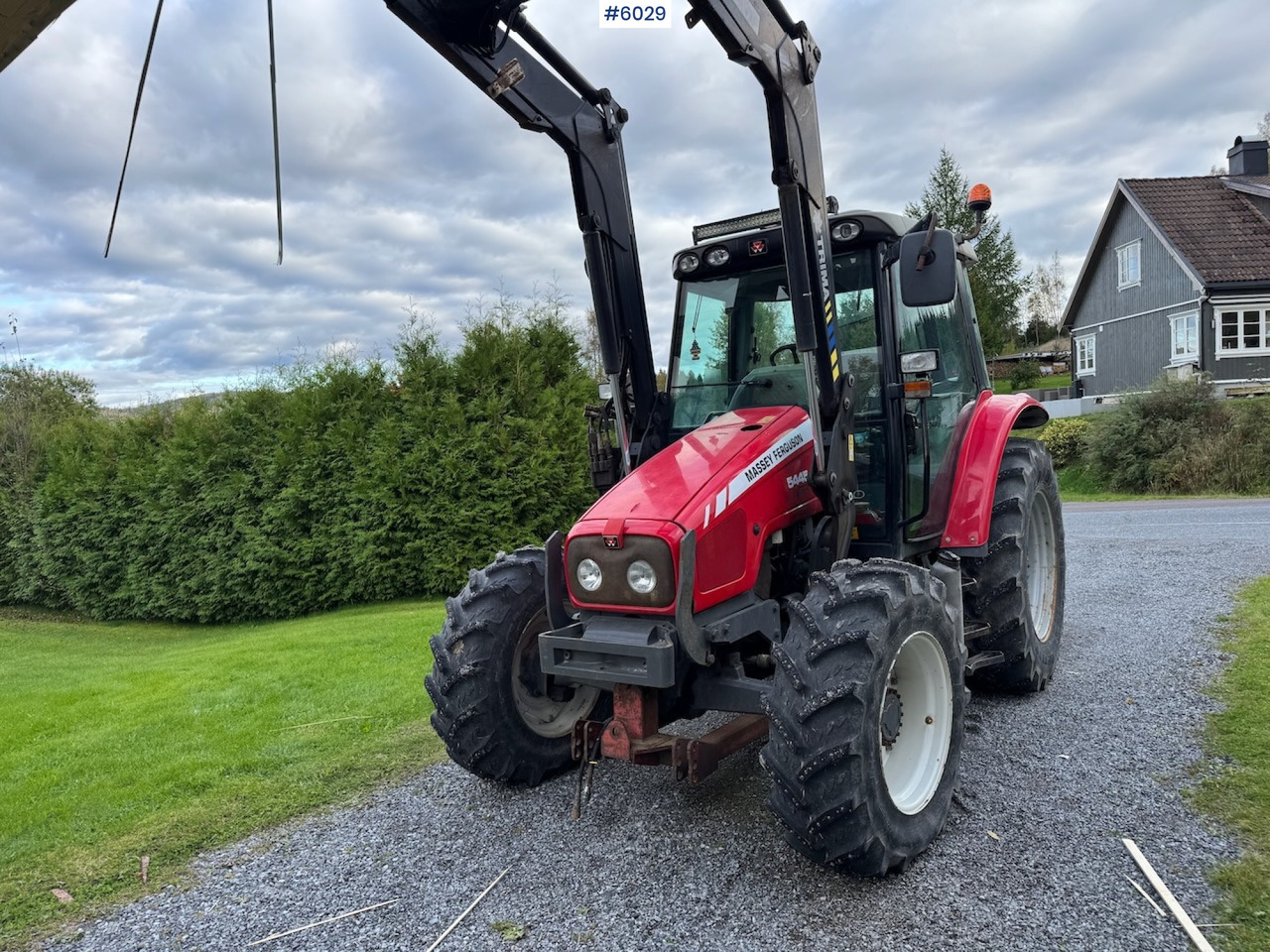 2010 Massey Ferguson 5445 with Front Loader - Трактор: слика 2 2010 Massey Ferguson 5445 with Front Loader - Трактор: слика 2