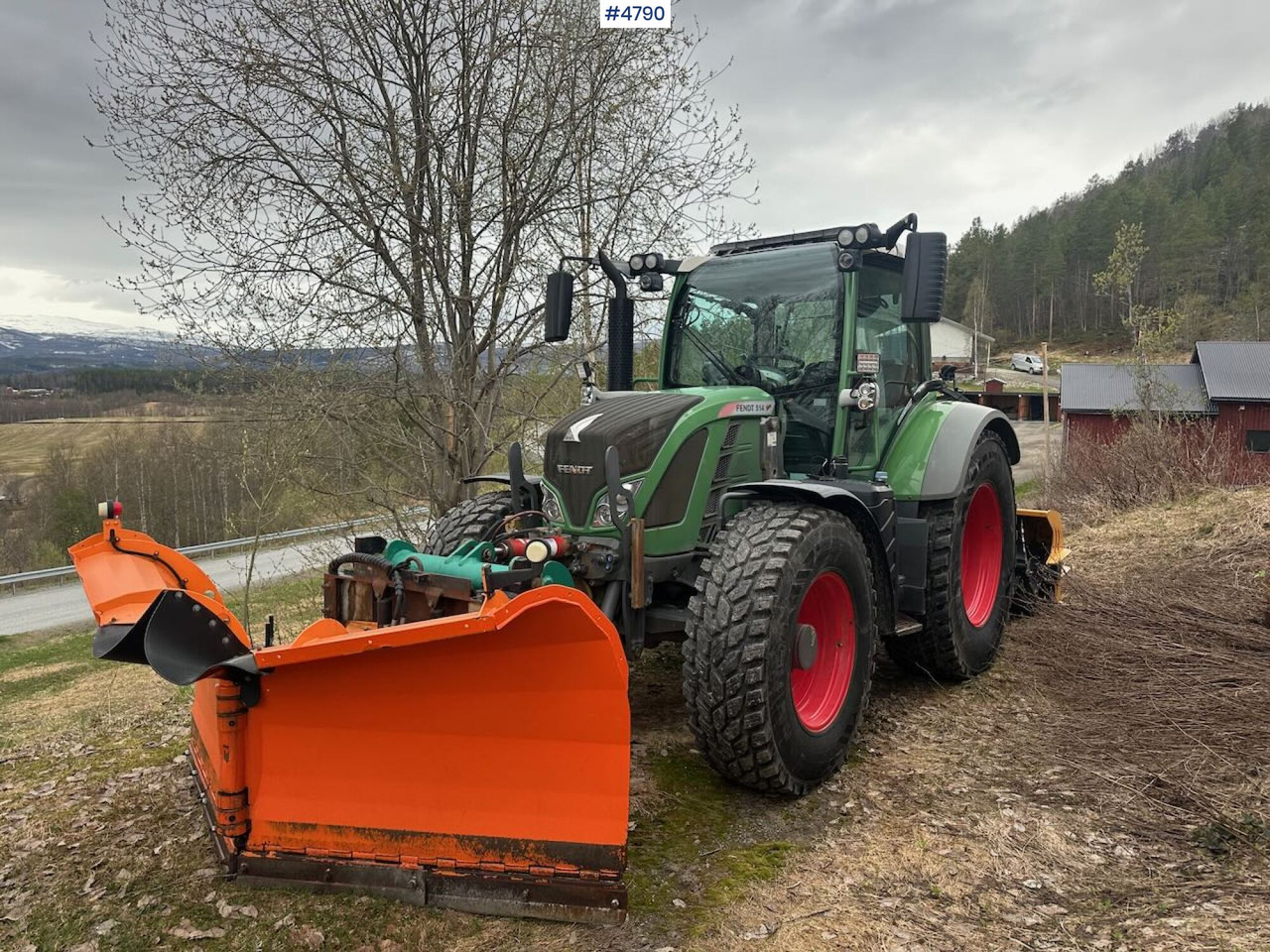 2014 Fendt 514 Vario 4x4 w/ front loader, folding plow, snow blower and sand spreader - Трактор: слика 5 2014 Fendt 514 Vario 4x4 w/ front loader, folding plow, snow blower and sand spreader - Трактор: слика 5