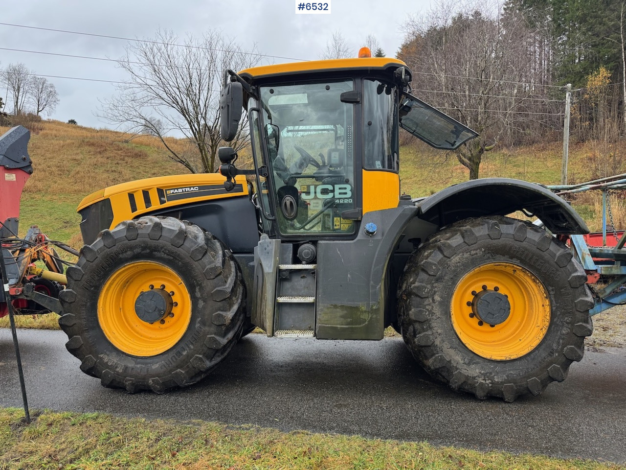 2015 JCB Fastrack 4220 w/ front hydraulics, front PTO and plow plate. Low hours! - Трактор: слика 4 2015 JCB Fastrack 4220 w/ front hydraulics, front PTO and plow plate. Low hours! - Трактор: слика 4