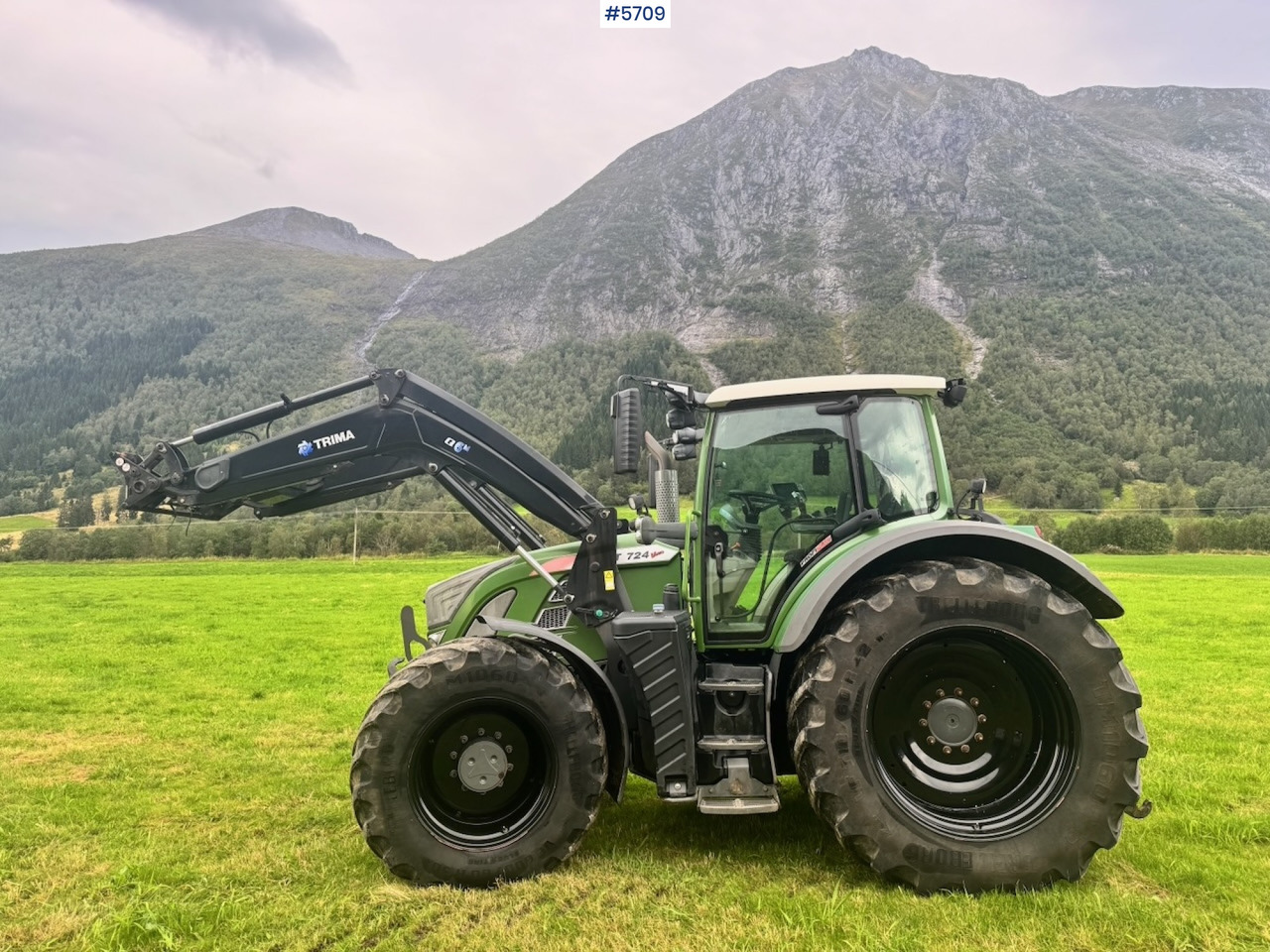 2017 Fendt 724 Vario w/ GPS, Front PTO, Loader and hydraulics. - Трактор: слика 4 2017 Fendt 724 Vario w/ GPS, Front PTO, Loader and hydraulics. - Трактор: слика 4