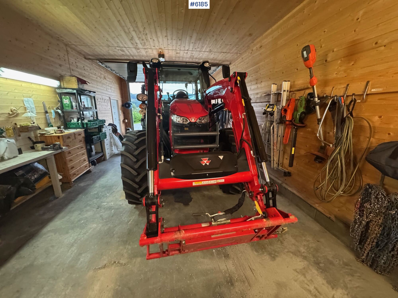 2023 Massey Ferguson 5711M Dyna w/ loader with 3rd function. Only 115 hours! - Трактор: слика 2 2023 Massey Ferguson 5711M Dyna w/ loader with 3rd function. Only 115 hours! - Трактор: слика 2