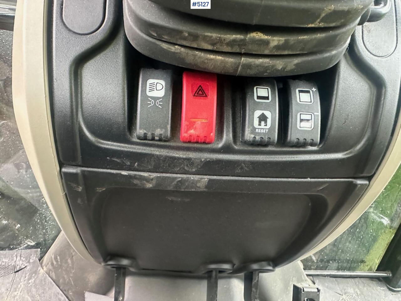 Трактор 2024 Massey Ferguson 4710M: слика 12