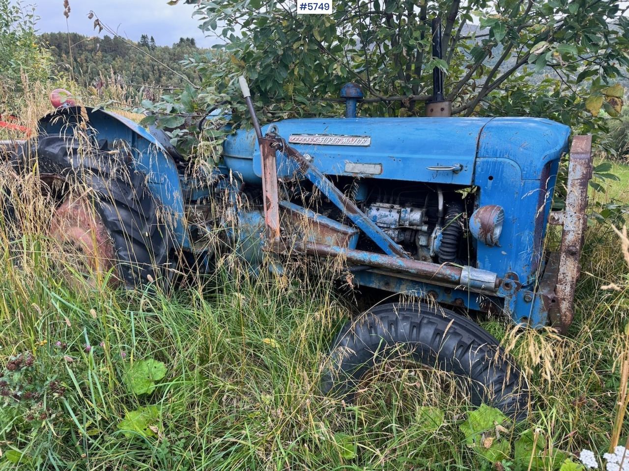 Ca. 1961 Fordson Super Major 4×2 Tractor w/ Bucket - Трактор: слика 1 Ca. 1961 Fordson Super Major 4×2 Tractor w/ Bucket - Трактор: слика 1