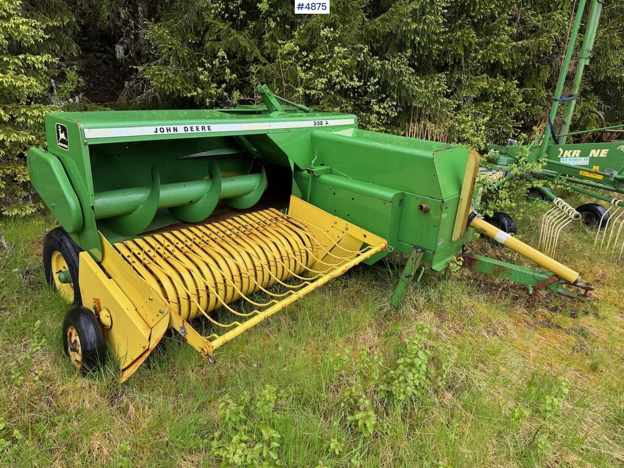 Превртувачка опрема John Deere 332A square baler: слика 1
