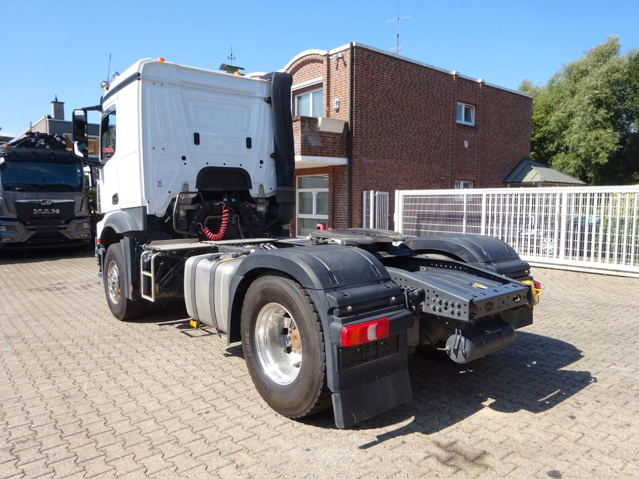 Mercedes-Benz 1846 Actros SZM HAD ALLRAD - Камион влекач: слика 4 Mercedes-Benz 1846 Actros SZM HAD ALLRAD - Камион влекач: слика 4