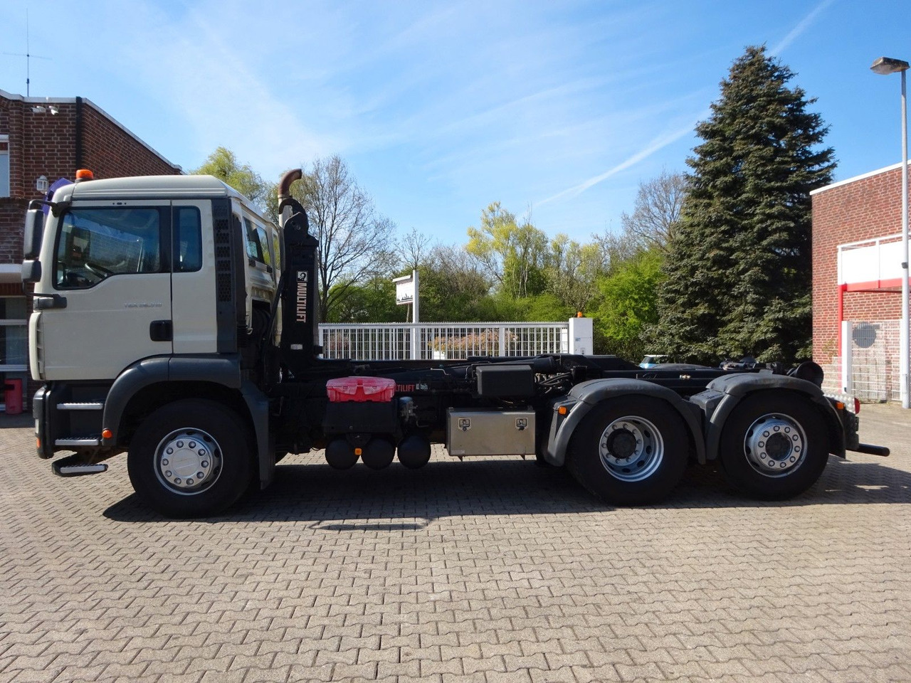 MAN 26.310 TGA Knickbarer Haken mit Lift+Lenkachse - Камион со кука за подигање: слика 4 MAN 26.310 TGA Knickbarer Haken mit Lift+Lenkachse - Камион со кука за подигање: слика 4