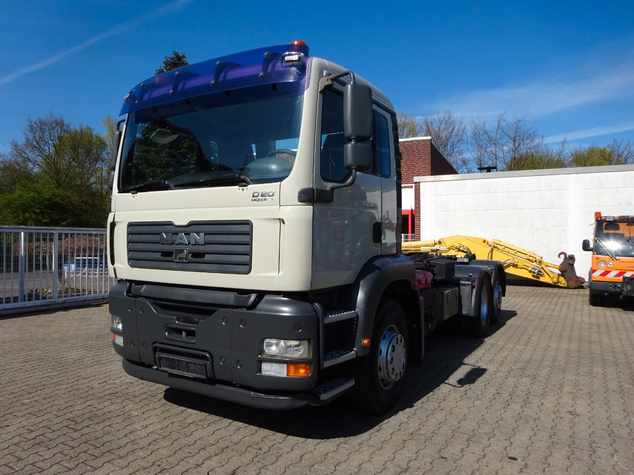 MAN 26.310 TGA Knickbarer Haken mit Lift+Lenkachse - Камион со кука за подигање: слика 1 MAN 26.310 TGA Knickbarer Haken mit Lift+Lenkachse - Камион со кука за подигање: слика 1