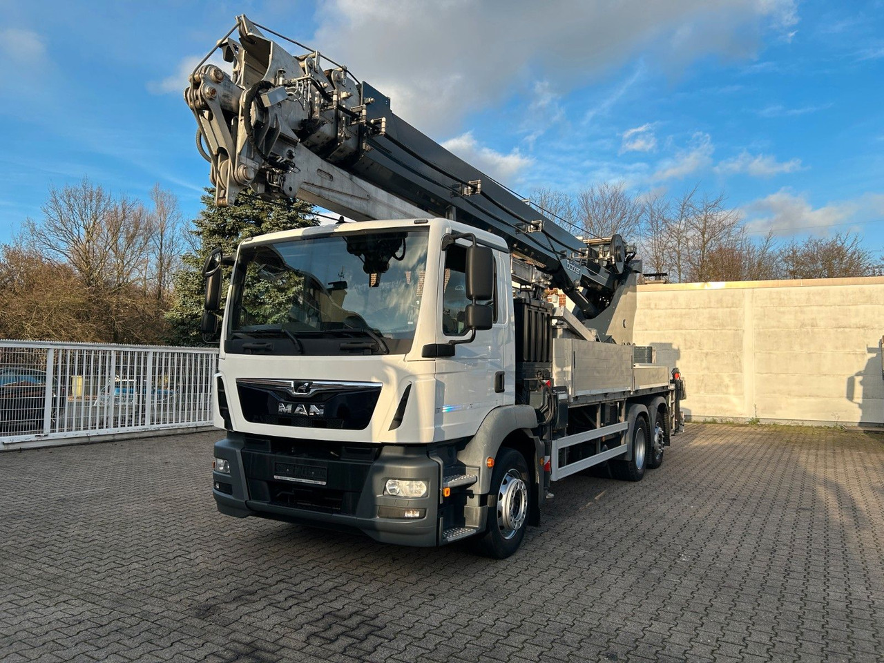 MAN 26.320+Böcker Dachdeckerkran AK46/6000+Seilwinde - Камион со кран: слика 1 MAN 26.320+Böcker Dachdeckerkran AK46/6000+Seilwinde - Камион со кран: слика 1