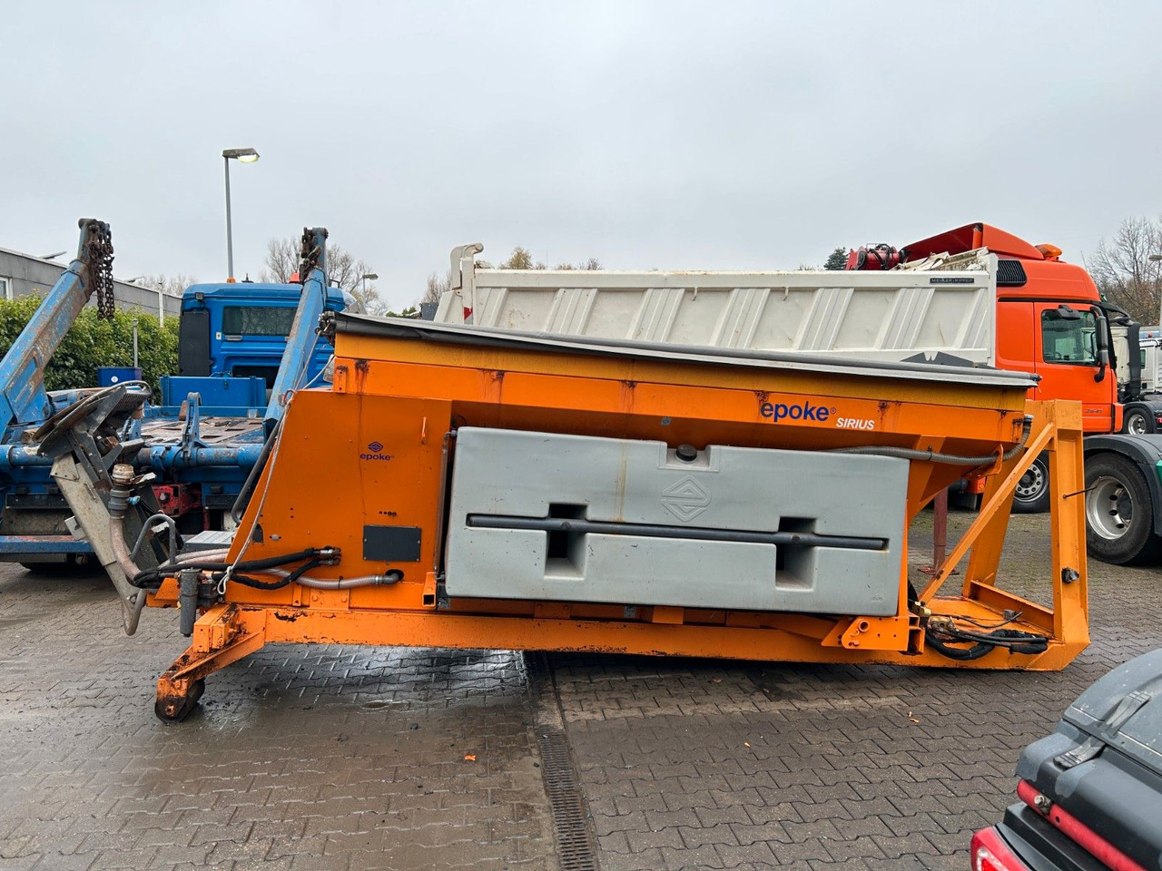 Камион со кука за подигање Mercedes-Benz 1824 Axor Abroller mit Schneeschild und Streuer: слика 32