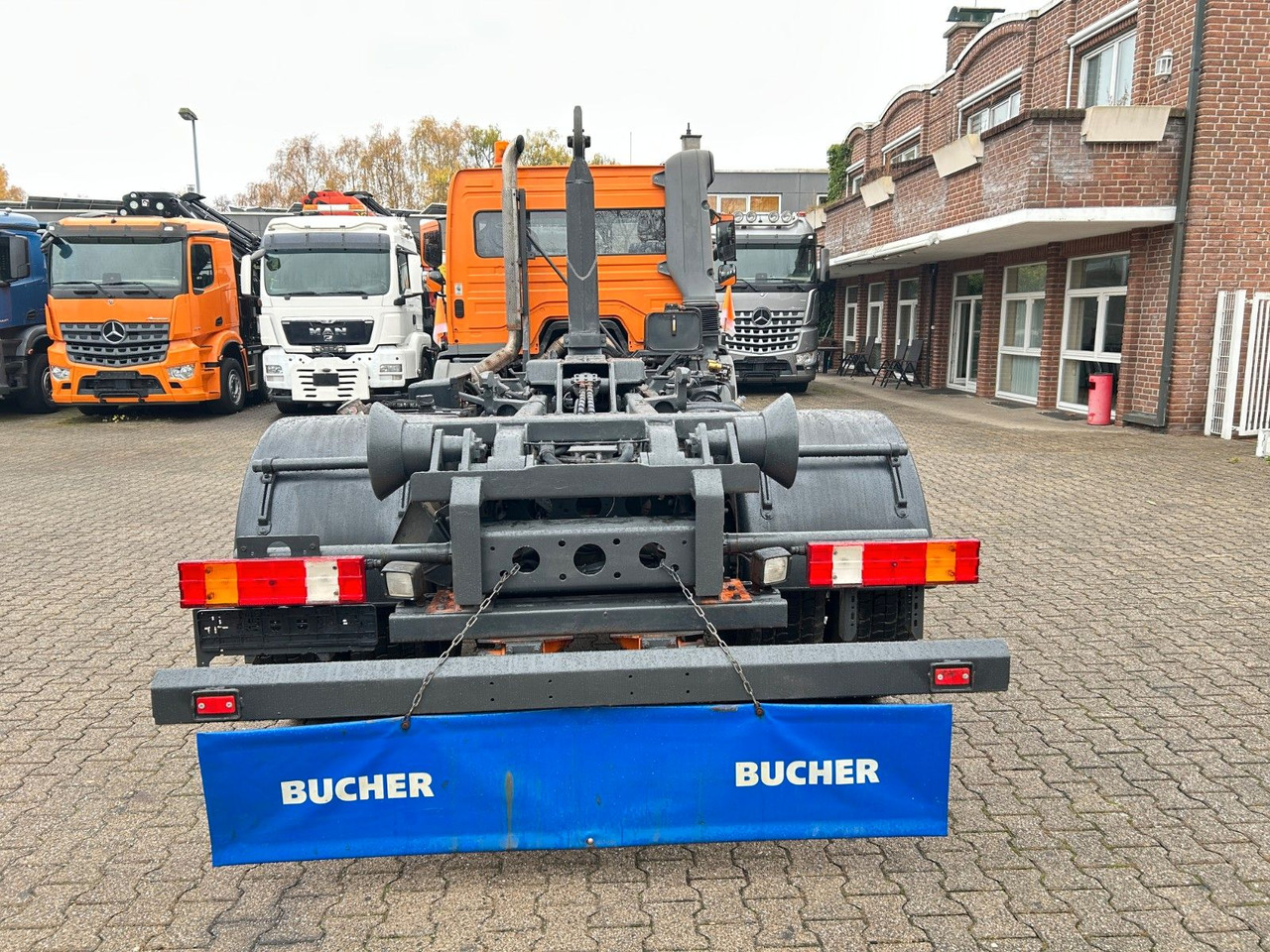 Камион со кука за подигање Mercedes-Benz 1824 Axor Abroller mit Schneeschild und Streuer: слика 10