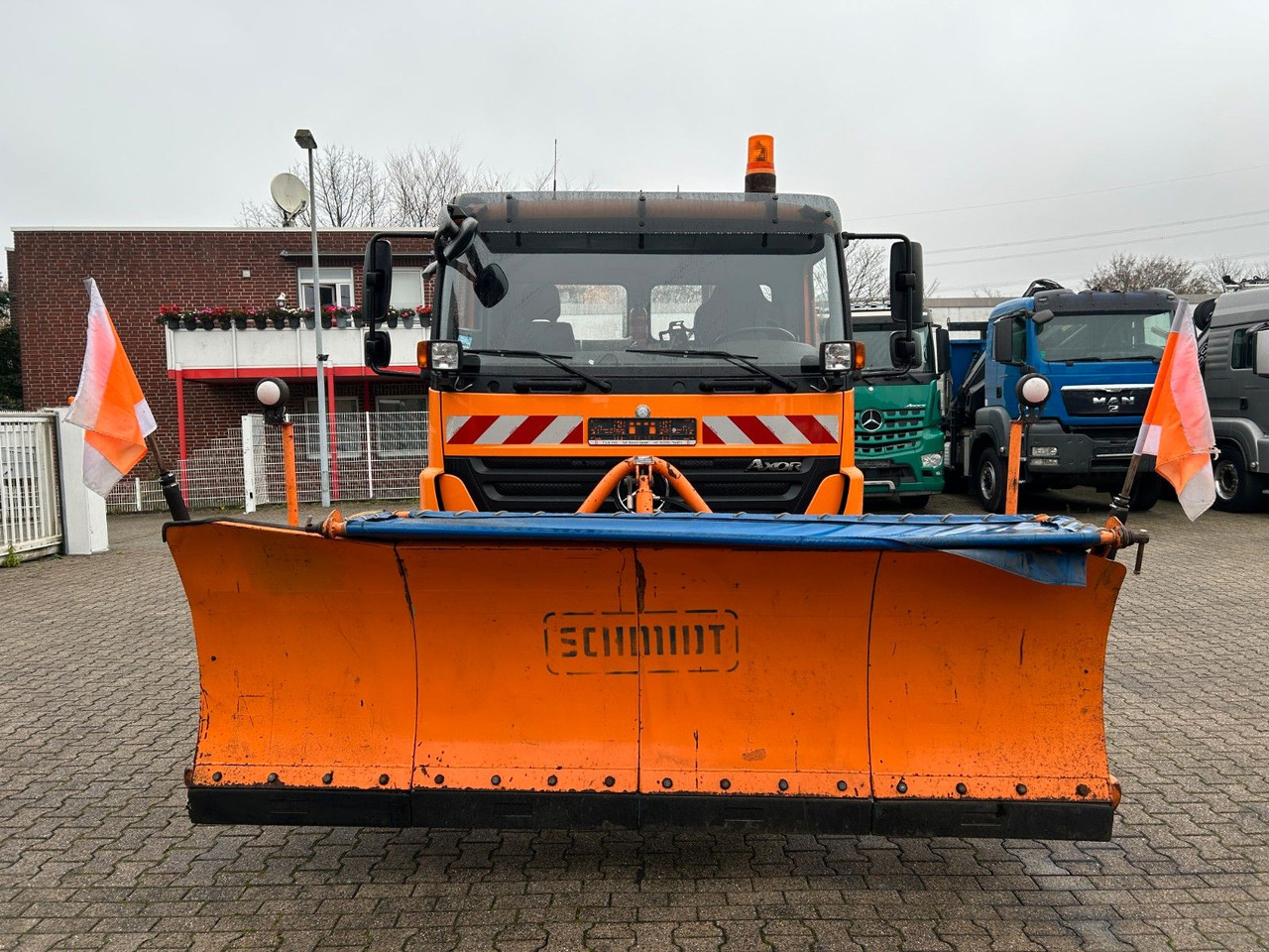 Камион со кука за подигање Mercedes-Benz 1824 Axor Abroller mit Schneeschild und Streuer: слика 17