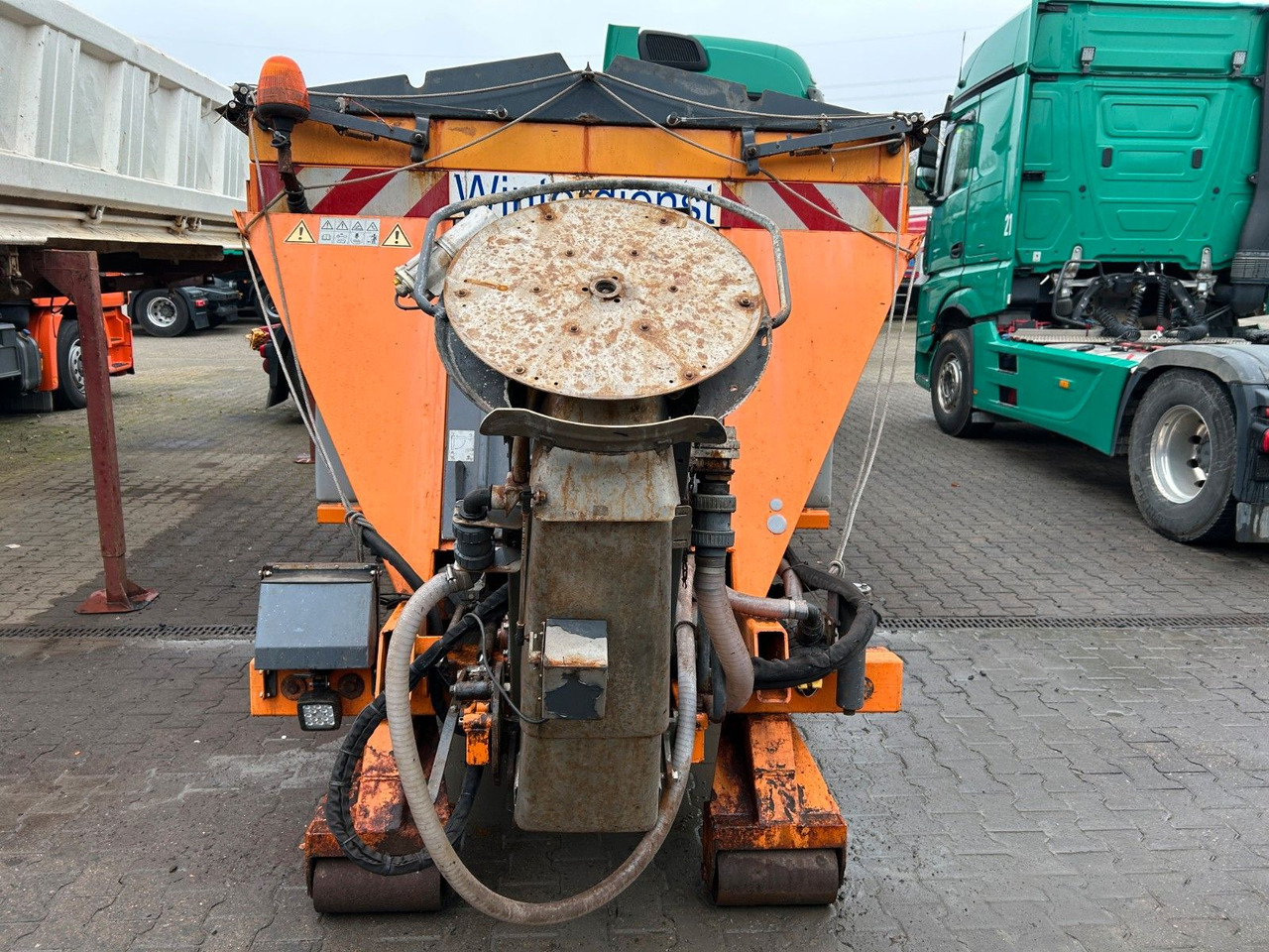 Камион со кука за подигање Mercedes-Benz 1824 Axor Abroller mit Schneeschild und Streuer: слика 34