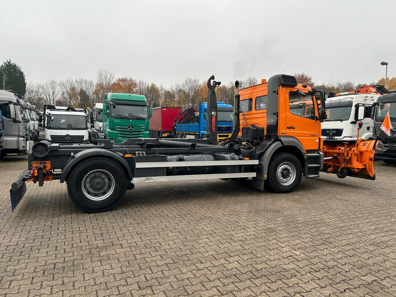 Камион со кука за подигање Mercedes-Benz 1824 Axor Abroller mit Schneeschild und Streuer: слика 14