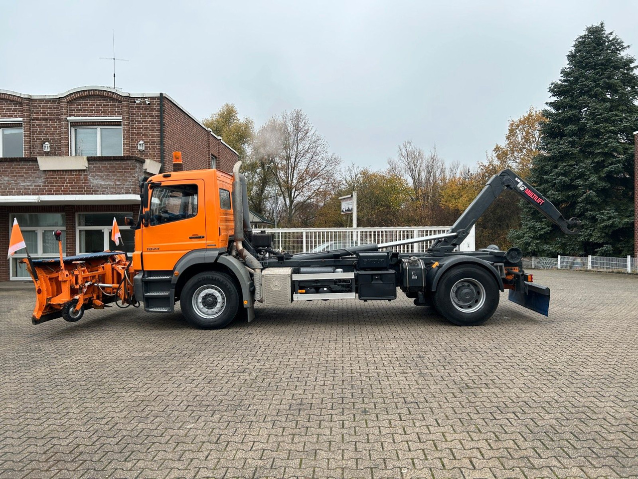 Камион со кука за подигање Mercedes-Benz 1824 Axor Abroller mit Schneeschild und Streuer: слика 6