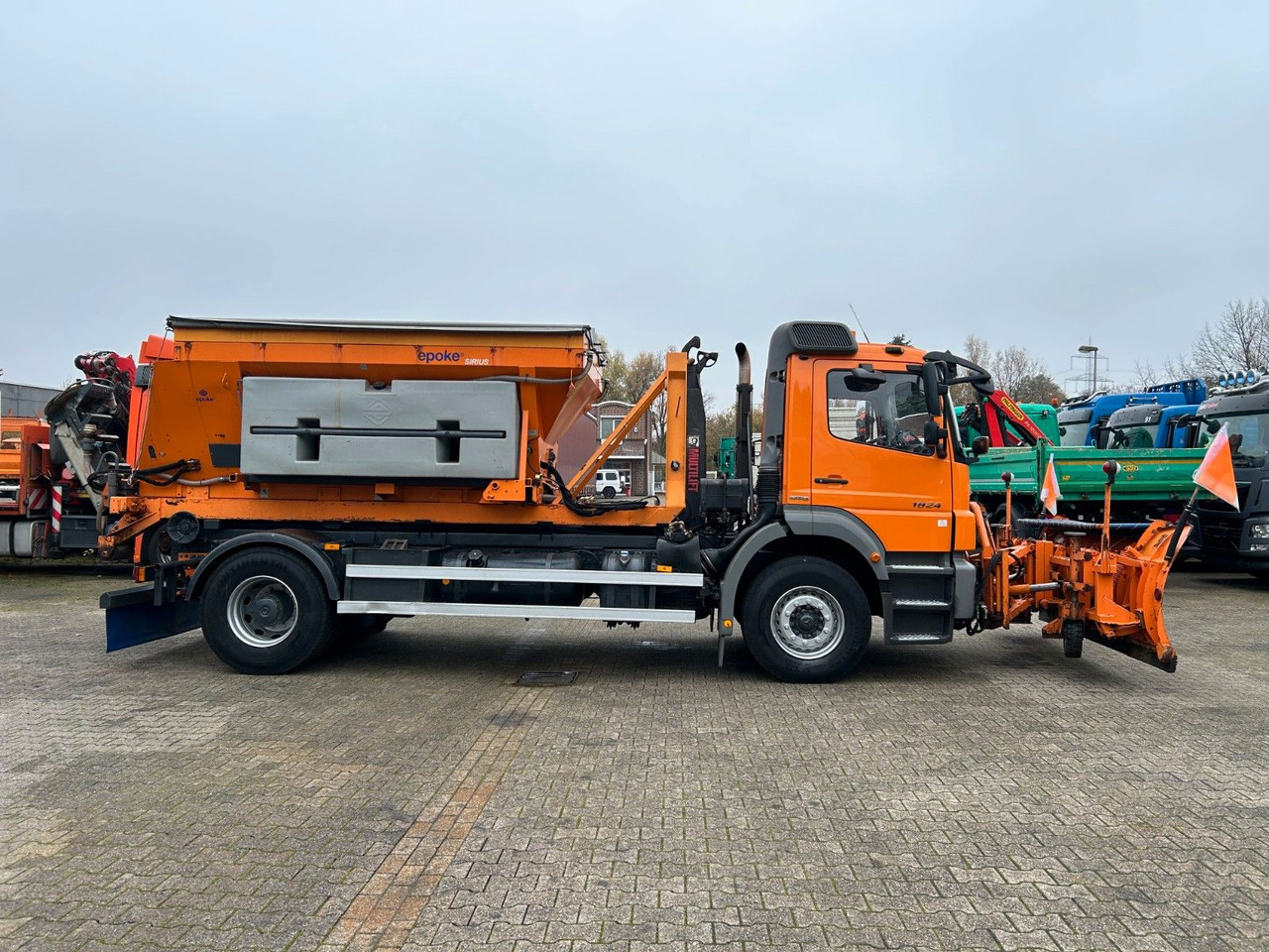 Камион со кука за подигање Mercedes-Benz 1824 Axor Abroller mit Schneeschild und Streuer: слика 13