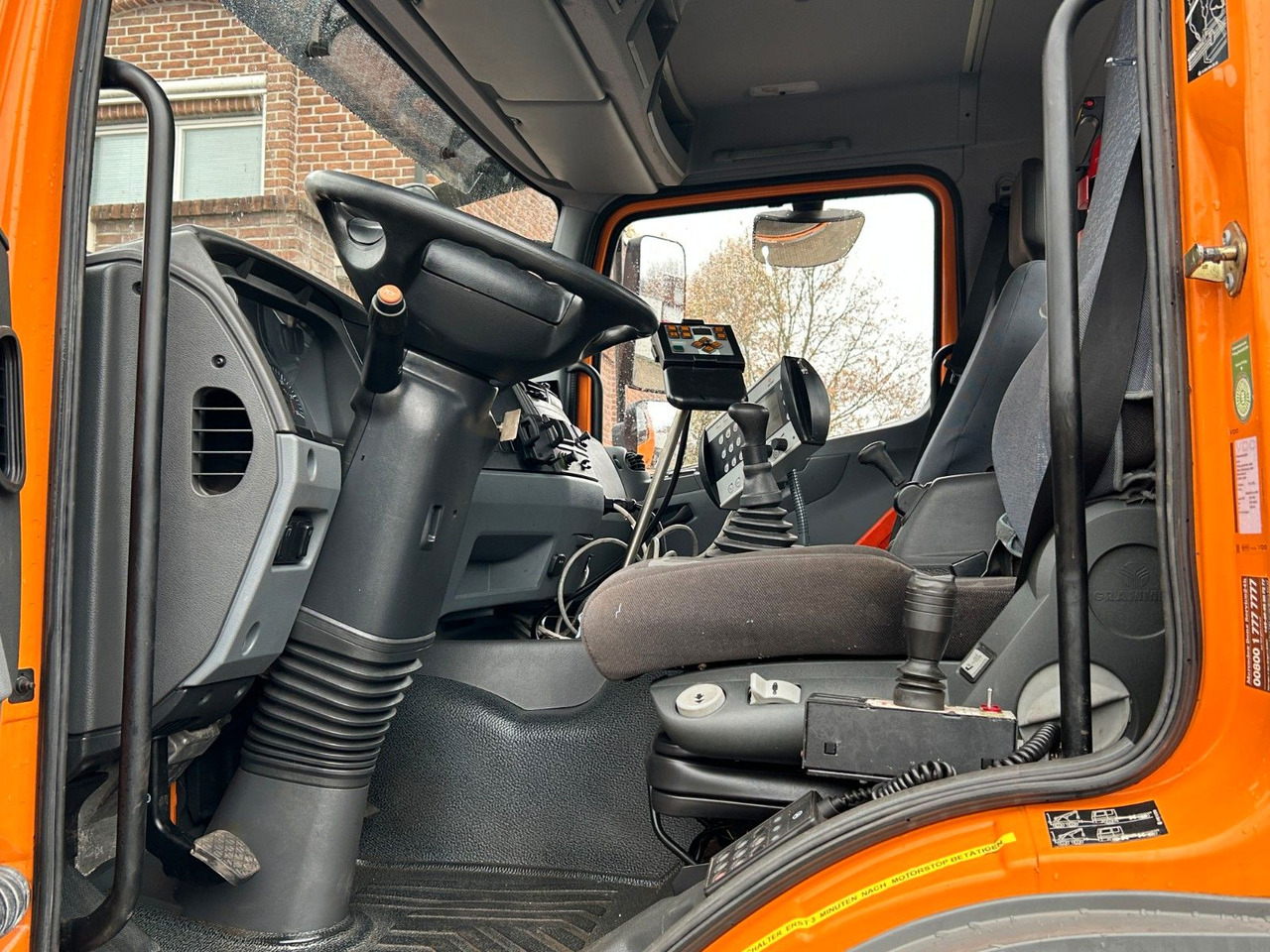 Камион со кука за подигање Mercedes-Benz 1824 Axor Abroller mit Schneeschild und Streuer: слика 23