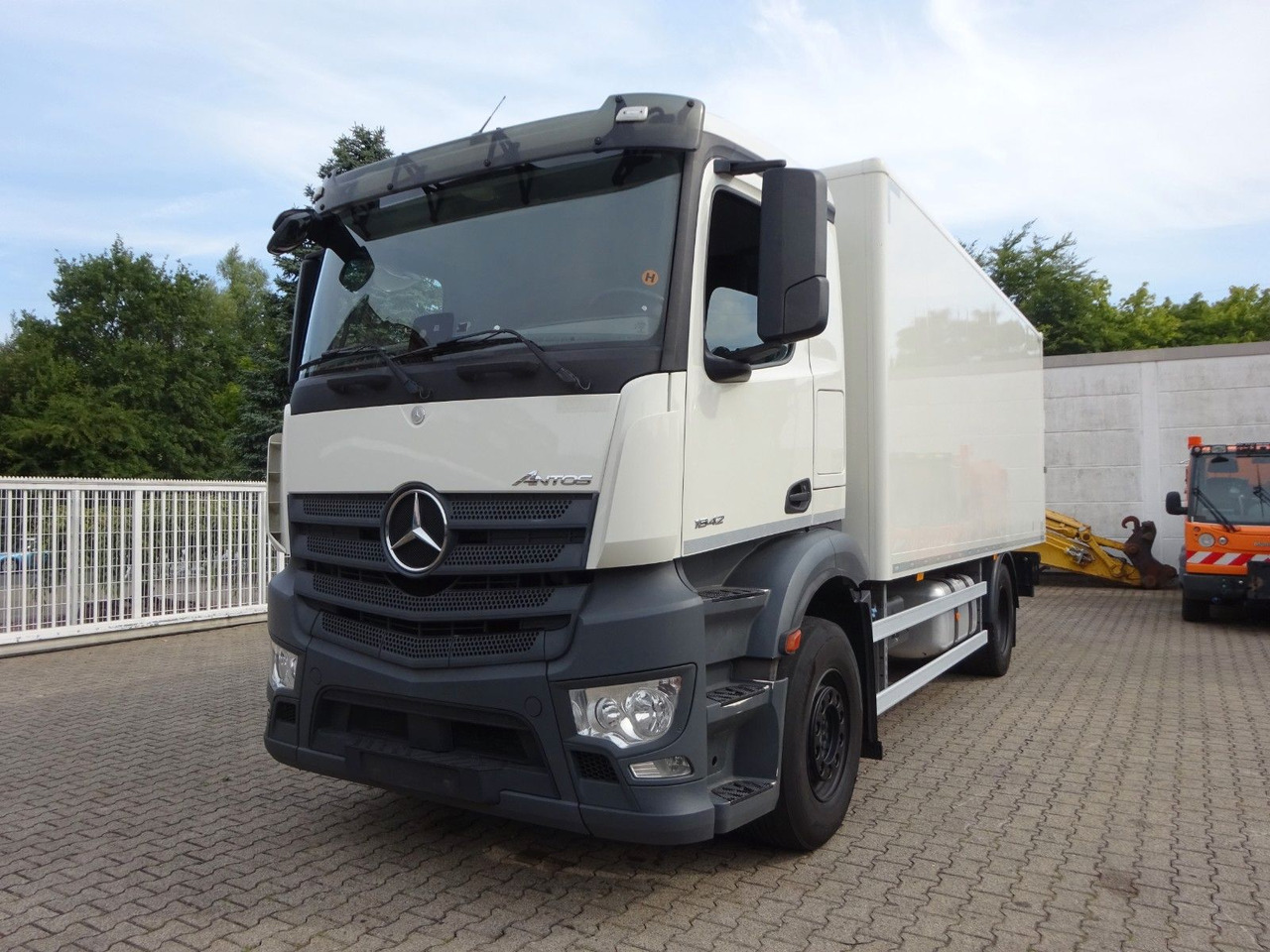 Mercedes-Benz 1842 Antos Koffer + BÄR Ladebordwand 4x2 - Камион сандучар: слика 2 Mercedes-Benz 1842 Antos Koffer + BÄR Ladebordwand 4x2 - Камион сандучар: слика 2