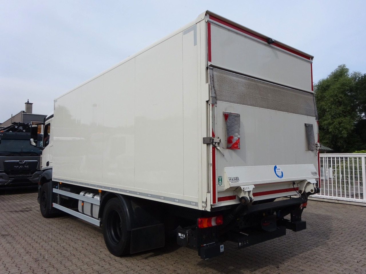 Mercedes-Benz 1842 Antos Koffer + BÄR Ladebordwand 4x2 - Камион сандучар: слика 4 Mercedes-Benz 1842 Antos Koffer + BÄR Ladebordwand 4x2 - Камион сандучар: слика 4