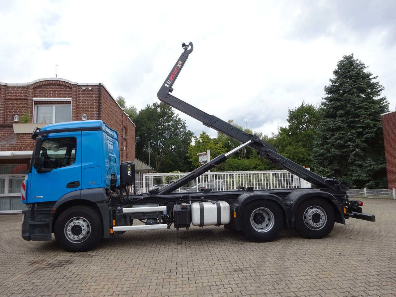 Mercedes-Benz 2533 Antos MULTILIFT Abroller 6x2 - Камион со кука за подигање: слика 2 Mercedes-Benz 2533 Antos MULTILIFT Abroller 6x2 - Камион со кука за подигање: слика 2