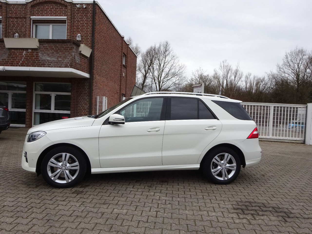 Mercedes-Benz ML 350 CDI BlueTec Mercedes-Benz ML 350 CDI BlueTec. AMG Paket - SUV: слика 3 Mercedes-Benz ML 350 CDI BlueTec Mercedes-Benz ML 350 CDI BlueTec. AMG Paket - SUV: слика 3
