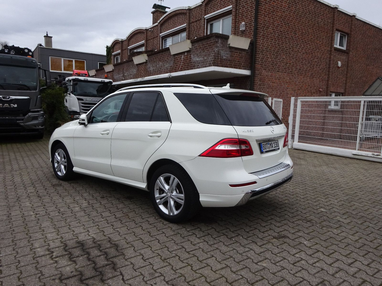 Mercedes-Benz ML 350 CDI BlueTec Mercedes-Benz ML 350 CDI BlueTec. AMG Paket - SUV: слика 4 Mercedes-Benz ML 350 CDI BlueTec Mercedes-Benz ML 350 CDI BlueTec. AMG Paket - SUV: слика 4