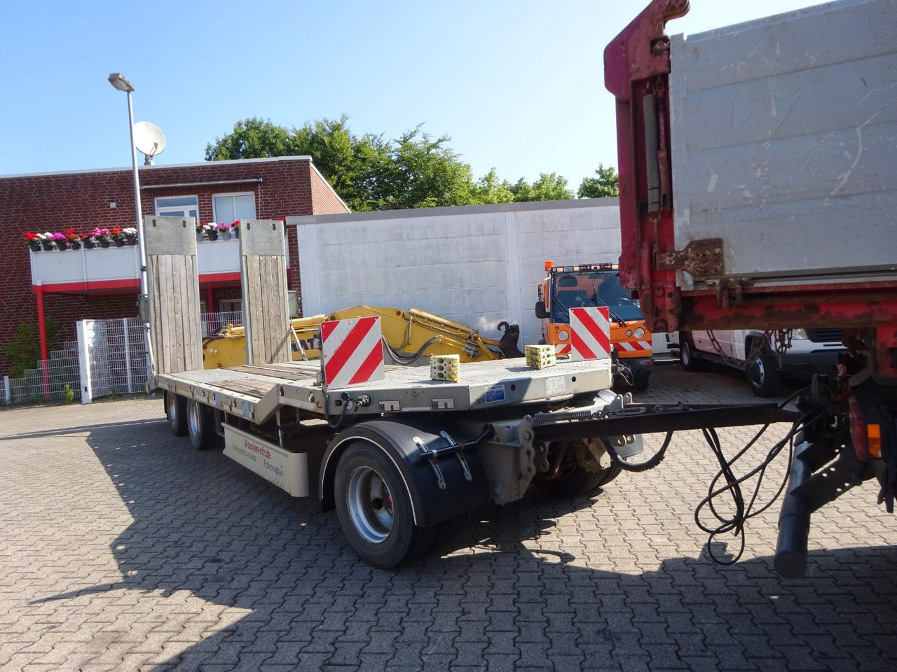 Möslein Tieflader Anhänger mit 3 Achsen und Rampen - Приколка за низок утовар: слика 4 Möslein Tieflader Anhänger mit 3 Achsen und Rampen - Приколка за низок утовар: слика 4
