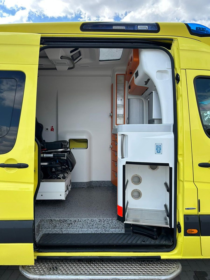 Патничко комбе Mercedes-Benz Sprinter 519 CDI 4X4 **Ambulace**: слика 26