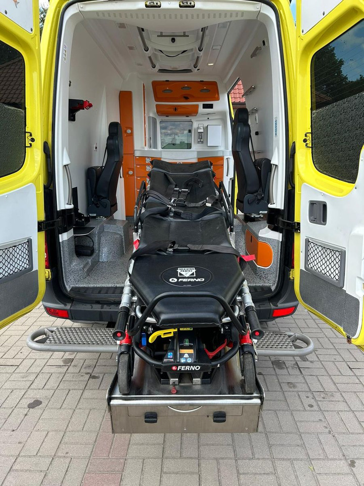 Патничко комбе Mercedes-Benz Sprinter 519 CDI 4X4 **Ambulace**: слика 12